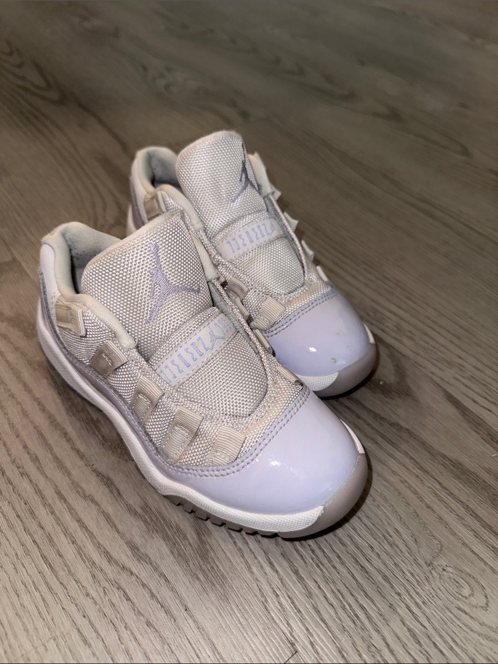 Jordan Kids Low-Top Sneakers in Pale Lavender and White